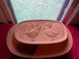 lot 57 image: Scheurich Pottery Rooster Design Casserole Dish with Lid