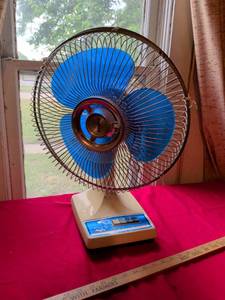 lot 59 image: Retro Desktop Oscillating Fan with Blue Blades