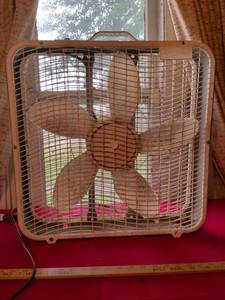 lot 66 image: Aerospeed Box Fan with Speed Control
