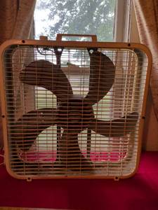 lot 67 image: Lakewood Box Fan with Speed Control