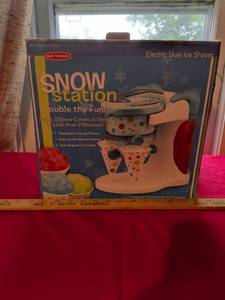 lot 69 image: Back to Basics Snow Station Electric Dual Ice Shaver Snow Cone Maker