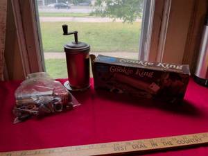 lot 72 image: Cookie King Deluxe Cookie Press Spritz Gun and Decorator Set