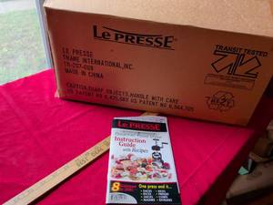 lot 78 image: Le Presse Gourmet Food Styler 8-in-1 Kitchen Press