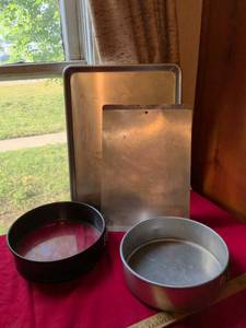 lot 91 image: Commercial Grade Aluminum Baking Pans and Cookie Sheets Set
