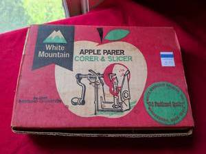 lot 99 image: White Mountain Apple Parer Corer Slicer with Original Box