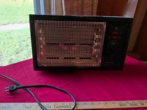 lot 101 image: Comfort Zone Electric Space Heater with Thermostat Control missing the feet
