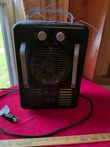 lot 102 image: FeatureComforts Electric Space Heater with Thermostat Control