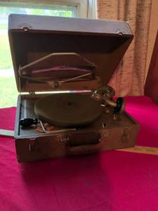 lot 104 image: Portable Suitcase Turntable Record Player