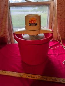 lot 125 image: Dolly Madison Electric Ice Cream Freezer Maker
