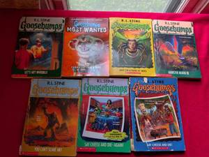 lot 130 image: R.L. Stine Goosebumps Book Collection Set