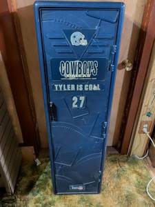 lot 330 image: Dallas Cowboys Team NFL Sports Locker