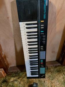 lot 332 image: Yamaha PSS-490 Electronic Keyboard