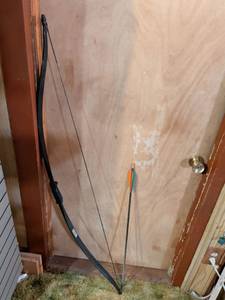 lot 333 image: 60 Inch Solid Fiberglass Recurve Bow with Arrow