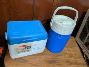 lot 345 image: Rubbermaid Tote 6 Cooler and Water Jug Set
