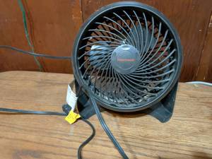 lot 392 image: Honeywell Desktop Personal Fan