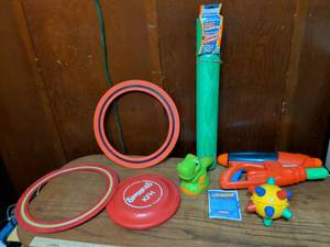 lot 400 image: Water Gun and Pool Toy Set with Max Liquidator and Super Soaker