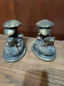 lot 402 image: Bronze Frog and Mushroom Bookends Pair