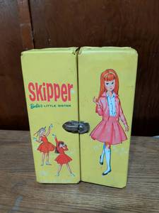 lot 415 image: Skipper Doll Carrying Case with Clothes and Accessories