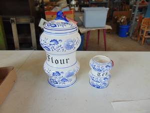 lot 1852 image: Blue Onion Flour and Tea Container