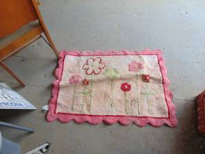 lot 1904 image: Pink and Cream Shaded Small Area Rug