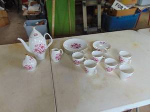 lot 1916 image: Tea Service Pieces - German made China