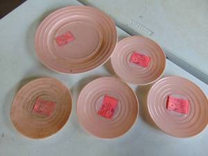 lot 1941 image: Selection of Pink Depression era Dinner Plate and saucers