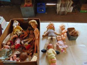 lot 1985 image: Selection of Vintage Dolls
