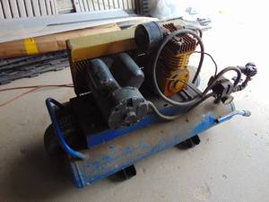 lot 2006 image: Large Air Compressor