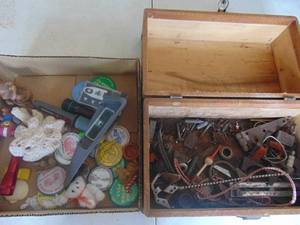 lot 2009 image: Selection of Vintage Collectibles - Pinbacks and more