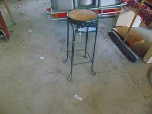 lot 3213 image: Wire Stool
