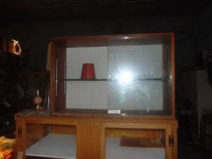 lot 3214 image: Display Case - Counter Top - with Glass Shelf and Lock - No Key