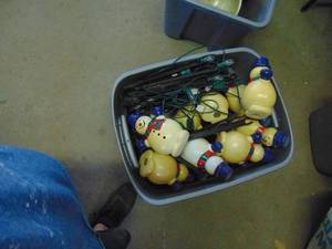 lot 4991 image: Tub Full of Snowman Staked Lights