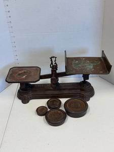 lot 2 image: Antique cast iron balance scale with 8 oz, 1,2 & 4 lb weights