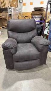 lot 100 image: Soft leather recliner 39 x 40 x 36 in seat width is 17 in
