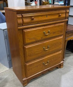 lot 101 image: Wooden 4 drawer chest 42 x 32 x 18 in