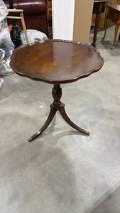 lot 105 image: Mersman mahogany end table 26 x 23 x 23 in
