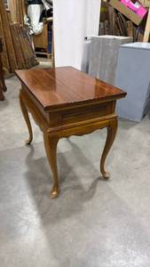 lot 109 image: Side table 25 x 18 x 28 in