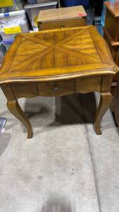 lot 250 image: Southern Living side table 25x28.5x28.5
