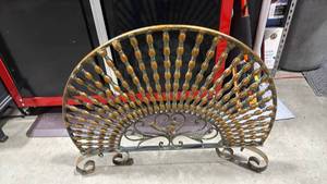 lot 256 image: Decorative metal fireplace screen 27x34