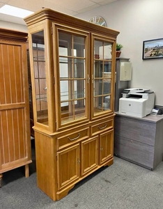lot 300 image: Stanley Furniture oak top lit single piece hutch cabinet79 x 52 x 16 in