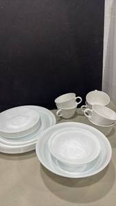 lot 1029 image: Corelle dishware 28 pieces