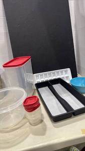 lot 1033 image: Rubbermaid food storage container, ice tray and more