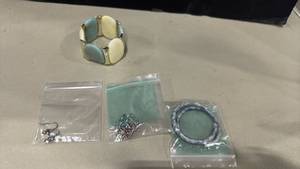 lot 1062 image: Bracelet and earrings