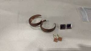 lot 1065 image: Earrings