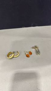 lot 1066 image: Earrings