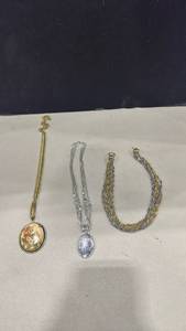 lot 1068 image: Necklaces