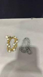 lot 1076 image: Bracelets