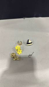 lot 1077 image: Mismatched earrings and pin