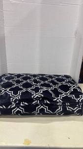 lot 1084 image: Throw blanket