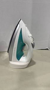 lot 1094 image: Hamilton Beach iron with retractable cord